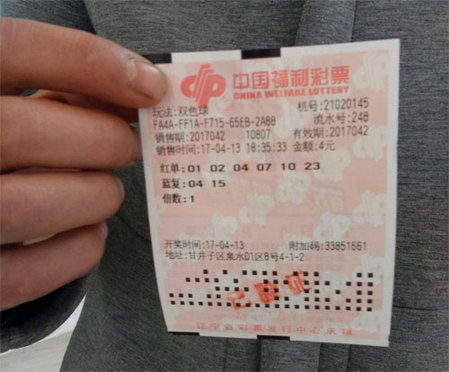 高圆圆先是嘟嘴搞怪拍了一张，然后换了个表情露齿比V动作，看来女神的自拍功力相当不错。