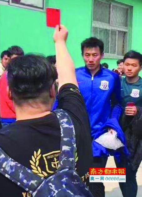 甄子丹慈善活动搞笑扮卓别林 生动有趣网友称赞 2013-09-13 据香港媒体报道，9月12日，甄子丹汪诗诗夫妇和汪圆圆、湛琪清,以及一众甄家班团队，一同在海洋公园出席万圣节慈善活动，甄子丹扮演好莱坞著名喜剧影星查理·卓别林，而太太则以华丽打扮现身。