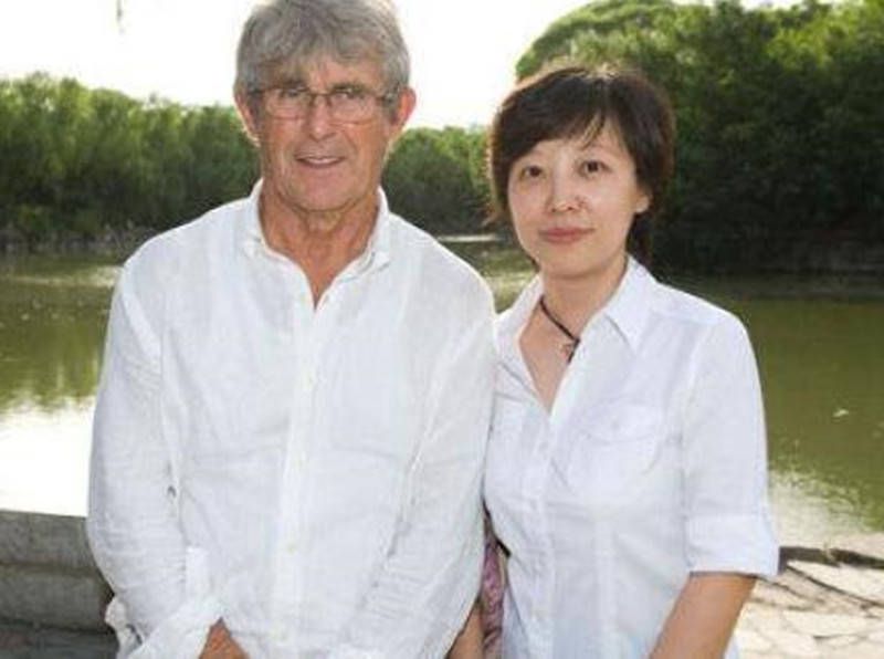 其中一张正是之前所曝海报上的相应场景，主演乔什·布洛林被囚禁多年后终被释放，从一个箱子中爬了出来。