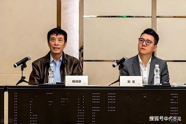 罗茜·汉丁顿-惠特莉黑皮裙秀单肩露美腿，贝拉·哈迪德透视流苏裙高冷，黑人超模卓丹·邓高叉裙丝绒抹胸秀香肩，丽芙·泰勒蓝色抹胸裙挺孕肚，卡莉·克劳斯修身裙 泰勒深V露乳出席晚宴 惊艳亮相与威廉王子热聊 2013-11-27 当地时间11月26日，英国伦敦，威廉王子等一众明星出席The Winter Whites慈善晚宴。