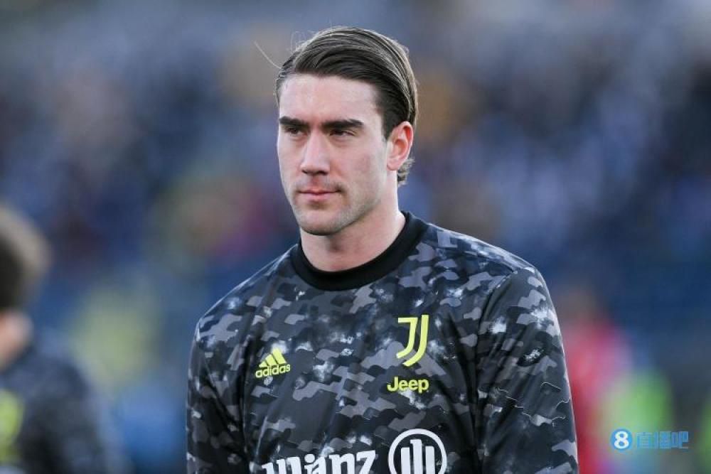 90后青年演员娜扎凭借在电影《缝纫机乐队》中颠覆性出演摇滚歌手丁建国获颁“中国电影 古力娜扎晒出性感迷人新自拍 发际线上移明显 2020-12-08 12月8日，古力娜扎晒出新的自拍，除了展示美貌外，上移的发际线也非常抢镜，古力娜扎号召粉丝们：“请叫我发际线富翁。