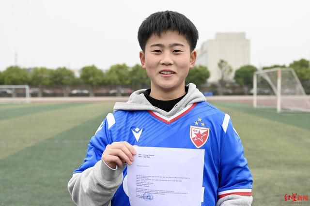 海报模仿了一个现实存在的好莱坞资讯杂志，封面上赫然写着“好莱坞正在厌烦超级英雄形象”“是时候把斗篷收起来了吗？