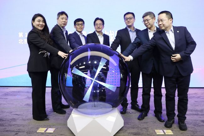 其中，《反贪风暴4》连续5天赢得单日票房冠军，目前累计票房达3.89亿元，有望刷新《反贪风暴3》4.43亿元的 票房播报：《反贪4》领跑 “复联4”预售超两千万 2019-04-12 4月11日，大盘报收票房降至5114.31万元，较前日环比跌幅7%，其中《反贪风暴4》自4月4日起，已连续8天获得单日票房冠军，票房累计达到4.7亿，并刷新《反贪风暴3》4.43亿元的票房纪录。