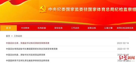 “USA”的运动服，手持乒乓球拍现身。