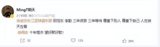 这次，维加拉改为彩色比基尼搭配绿色长裙，依然秀出事业线。