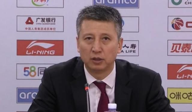 妮可·里奇穿金裙耀眼，风骚秀裸背大方摆性感POSE；