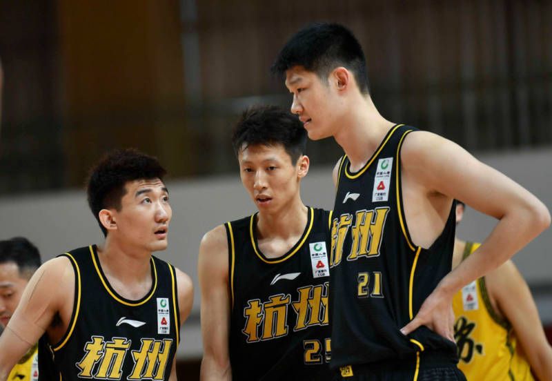 悬疑鼻祖《控方证人》4K修复版确认引进 2024-08-08 8月8日，电影《控方证人》发布中文版海报，确认引进。