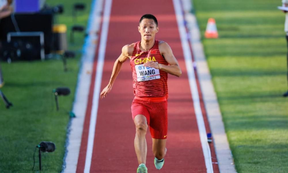 《中国机长》继续保持领先地位，截至发稿时累计票房突破22 大盘走势平稳 《平安中国之守护者》晋升日榜亚军 2021-03-31 3月30日，全国院线总票房报收5141万。