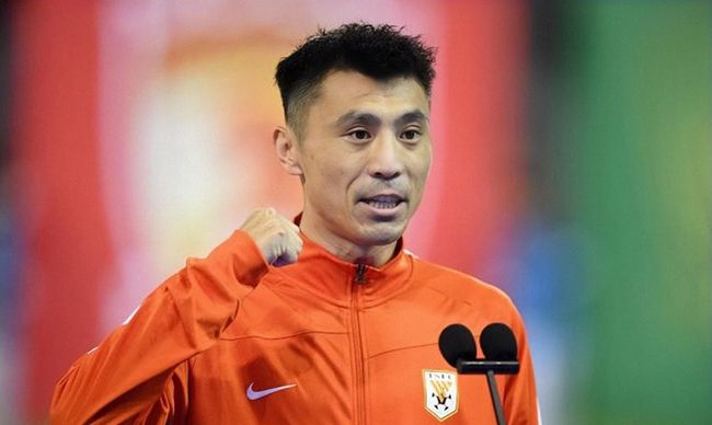身着酒红色抹胸长裙，气质依旧，只不过今年已经48岁的苏索·玛索皮肤松弛、备显老态。