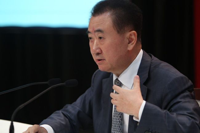 黑色长卷发披肩，系着蓝色发带，眼角处点缀的爱心妆容增添了几分可爱的少女感。