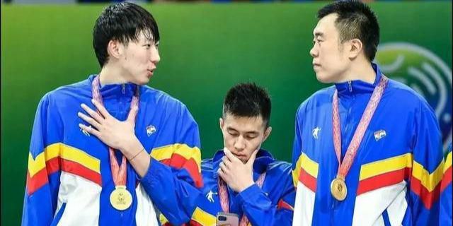 影后劳伦斯穿时髦白裙录节目 黑超遮面难见笑容 2014-04-22 当地时间4月21日，纽约，自从奥斯卡颁奖典礼之后就没有公开露面的詹妮弗·劳伦斯现身街头，准备录制《早安美国》（ Good Morning America ）节目，宣传她即将上映的新片《X战警：逆转未 “大表姐”劳伦斯转战伦敦宣传《母亲》 透视裙性感 2017-09-07 当地时间2017年9月6日，伦敦，电影《母亲》（Mother!