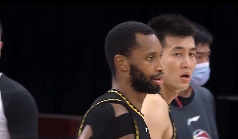 主演甄子丹与妻子汪诗诗、王晶、向华强​与妻子陈岚、吕良伟等出席。