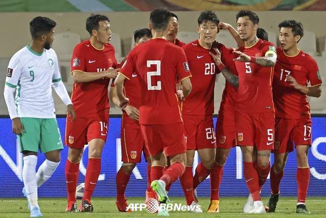 一大批思想性、艺术性、观赏性俱佳的新片精彩亮相，开启中国电影的热映、热点、热门、热议时刻，推动电影市场火热升温。
