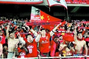 在剧照上，雷神克里斯·海姆斯沃斯以及曾经在《雷神3》里饰演了女武神一角的泰莎·汤普森，都身穿黑色套装，拿着夸张的武器，在街头逮捕外星人。