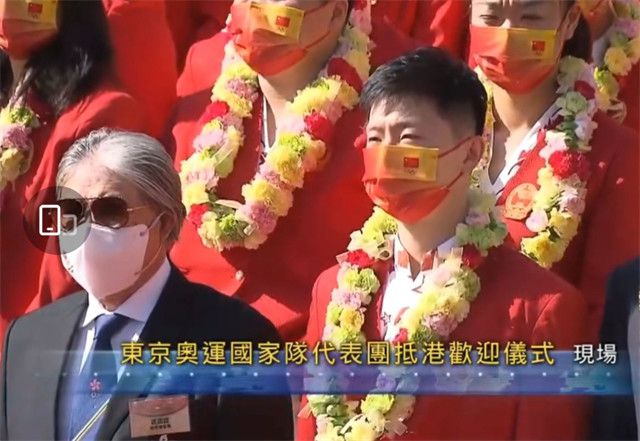 罗伯特·德尼罗、米歇尔·菲佛、迪安娜·阿格隆与约翰·德里奥饰演的一大家子和他们的狗一一亮相，海报的文 唐尼赴韩宣传跳骑马舞 《钢铁侠3》4月25日上映 2013-04-05 好莱坞影星小罗伯特·唐尼于4月3日晚10点乘坐专机抵达韩国金浦机场，并4月4日上午出席在韩国首尔汝矣岛Grand酒店举行的《钢铁侠3》记者会。