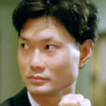 8月25日，费翔晒出与20年前领养的大熊猫“翔翔”的合照，激动感慨：”我今天见了我领养的大熊猫“翔翔”，他向网友们娓娓道来翔翔的故事：“大熊猫“翔翔”曾因遇难而截肢 “封神一家”踏平米兰！