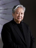 “水果姐”上车后，两人还不断互相凝视，“精灵王子”表情严肃，十分不舍女友。