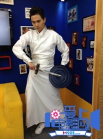 该片中男主人公“宇镇”每天醒来都会变成另外一个人，共有20多位演员扮演，除了柳演锡和徐康俊，还包括金大明、 陶志涵、 全英云、朴 《那天的氛围》曝剧照 柳演锡文彩元赌一夜情 2015-12-16 由柳演锡、文彩元主演的《那天的氛围》将于2016年1月在韩国上映。