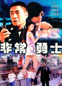 为防止跟组粉丝偷拍，转场时还有工作人员撑着几把黑伞遮挡，但依然没能挡住路透照流出。