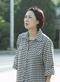 阿普顿身穿短裤搭配T shirt活泼自然，随性的阿普顿在拍摄过程中把上衣扣子解开，丰满酥胸暴露无遗，途中牵着一匹骏马不时亲吻爱抚。