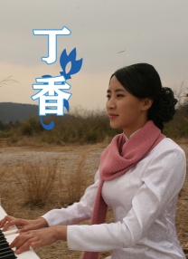 只是由于衣服原因，小腹显得微微隆起，再度被疑怀上二胎。