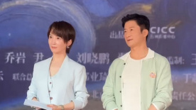导演库布里克将一家三口置于这样的“实验室”中，观察他们在极端环境下的心理变化。