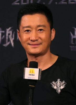 这段短片是她自己在办公室架起摄像机拍摄的。