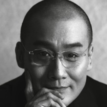 在影片故事里，五庆班进京演出，金啸天和凤小桐原本合作上演《霸王别姬》，却被军阀洪大帅搅了局，将不会唱戏的店伙计大嗓儿误认为金啸天，要求他登台献唱。